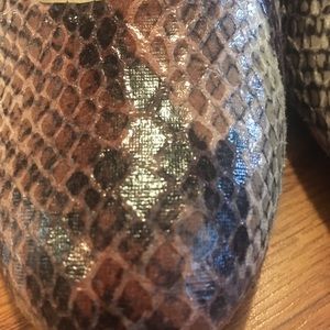 Bandolino snake skin pumps